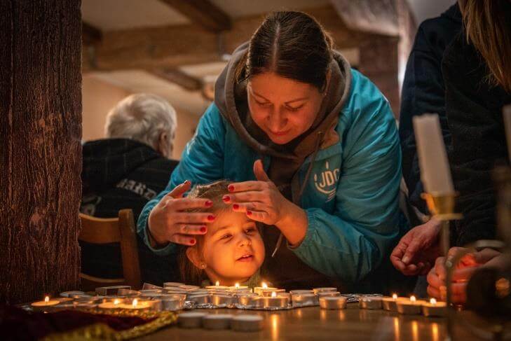 Jewish refugees light shabbat candles in Moldova