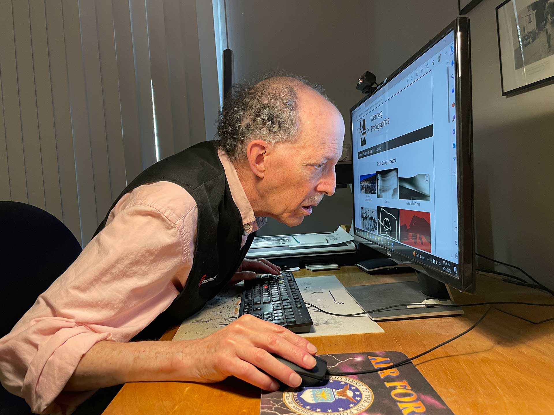 Bob Weinberg with computer