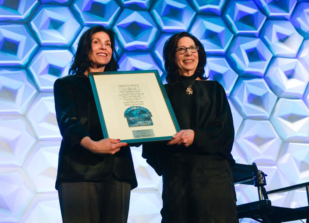 Lisa Mintz gives Nancy Gart Lifetime Achievement Award at JEWISHcolorado Signature Event