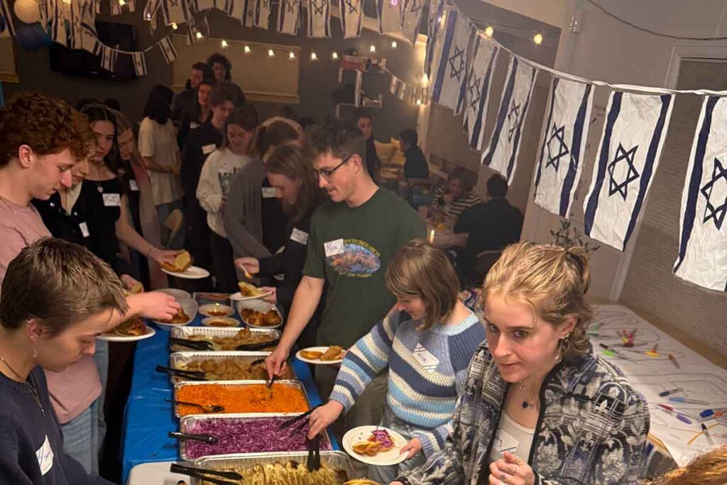 Shabbat dinner organized by Lachan